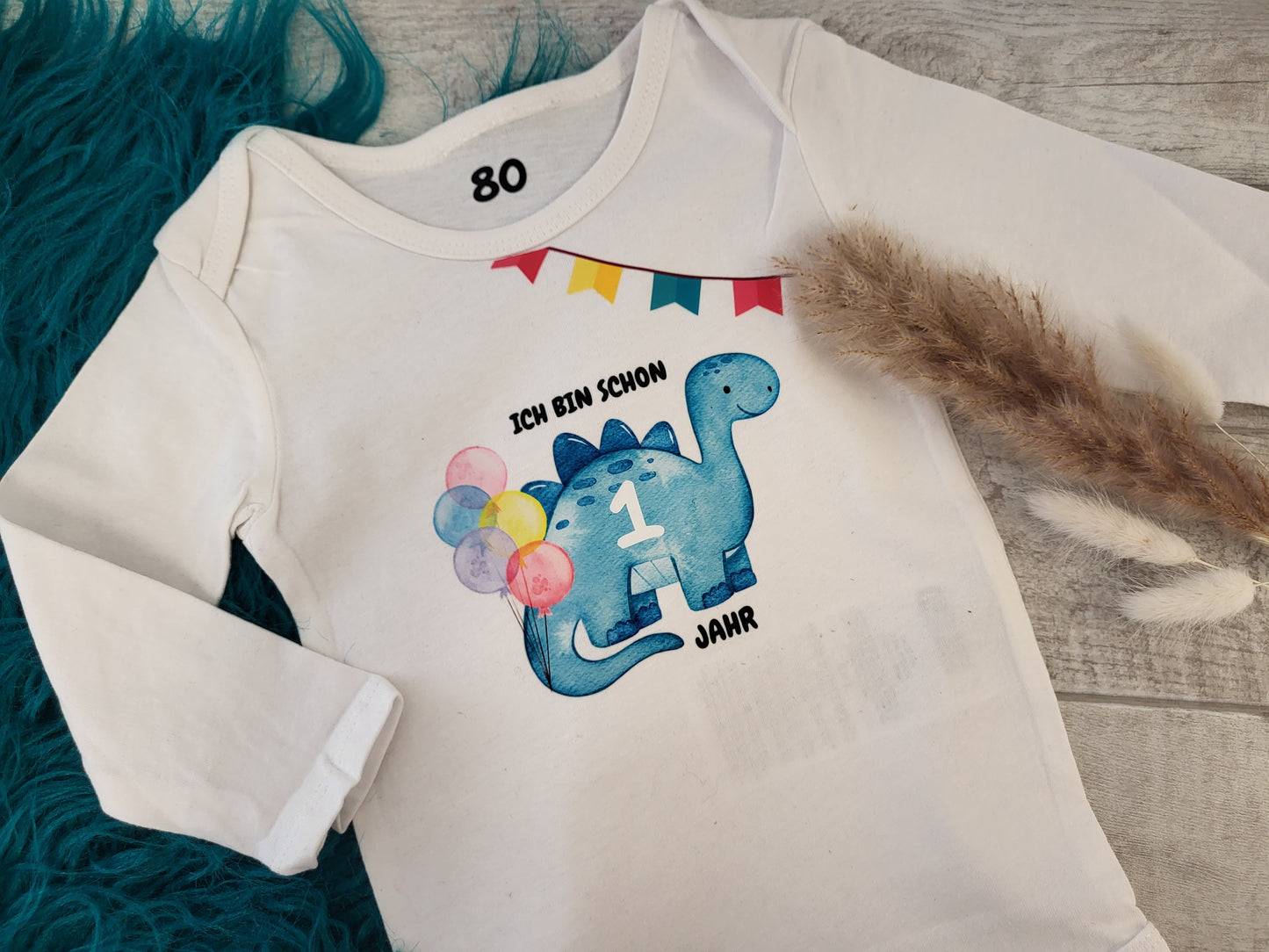 🎉🦖 ROAR! Heute wird gefeiert! Unser süßes Geburtstags-Dino Body macht den großen Tag noch besonderer! 💚🎂