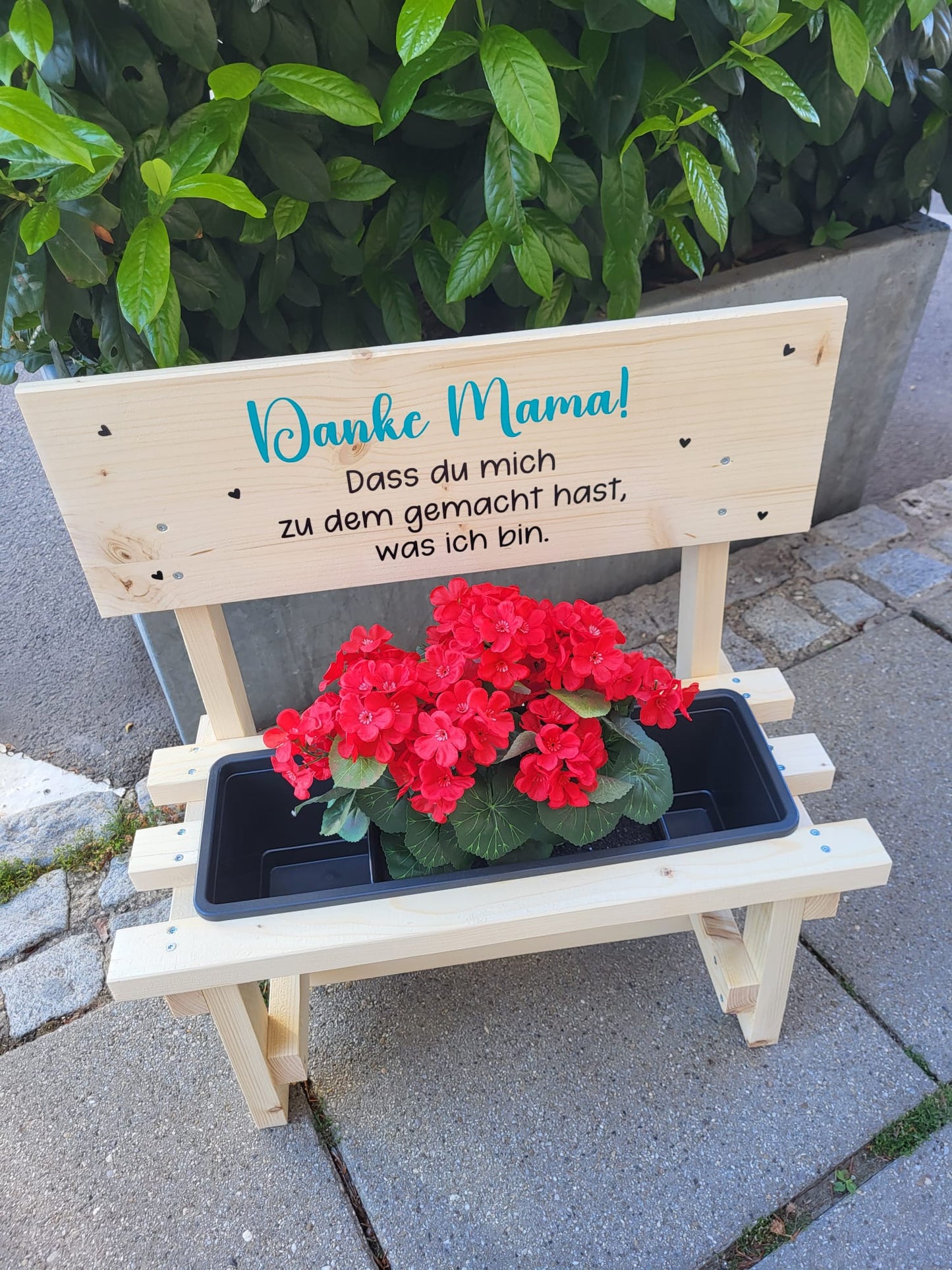 Individuelles Blumenbankerl mit Topf & Namen – Holz Deko für Garten & Zuhause
