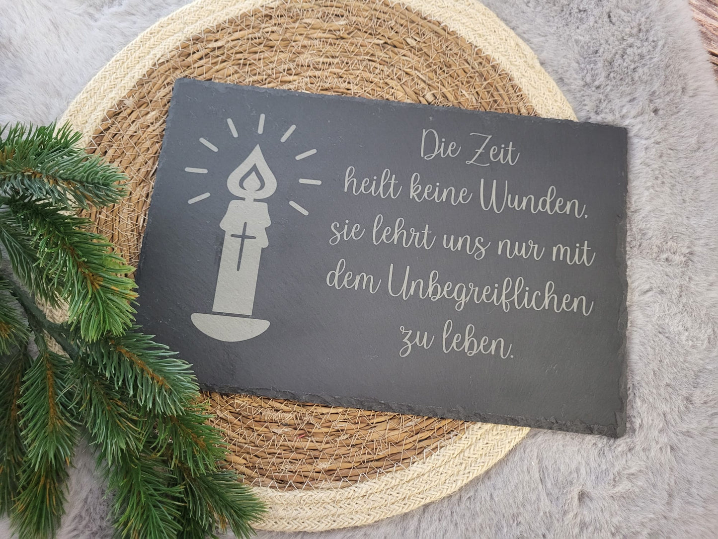 Gedenktafel aus Schiefer – „Die Zeit heilt keine Wunden“ – 20x30 cm mit rutschfesten Füßen | Trauerspruch Gravur