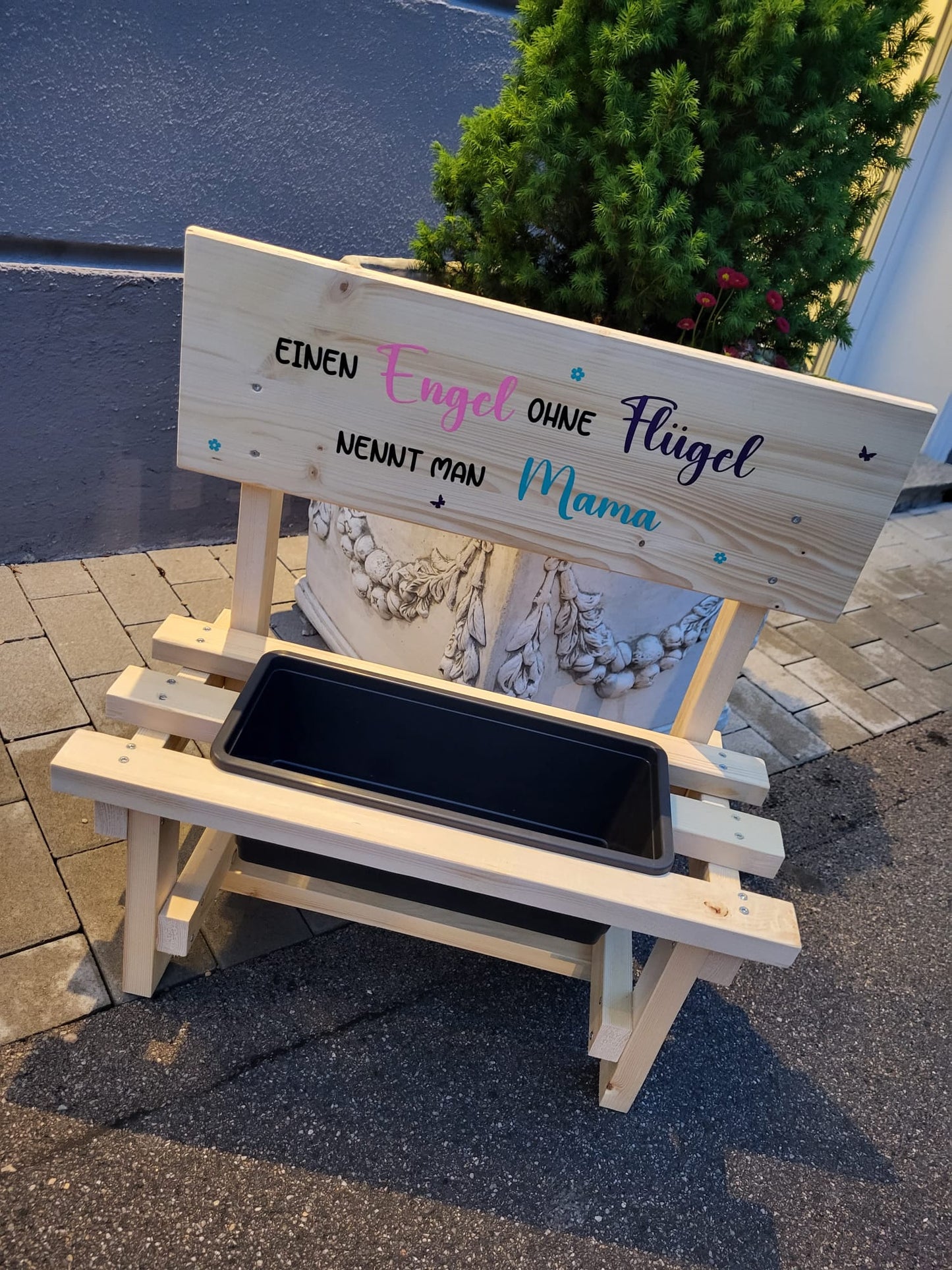 Individuelles Blumenbankerl mit Topf & Namen – Holz Deko für Garten & Zuhause