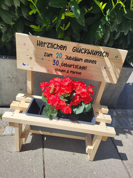 Individuelles Blumenbankerl mit Topf & Namen – Holz Deko für Garten & Zuhause