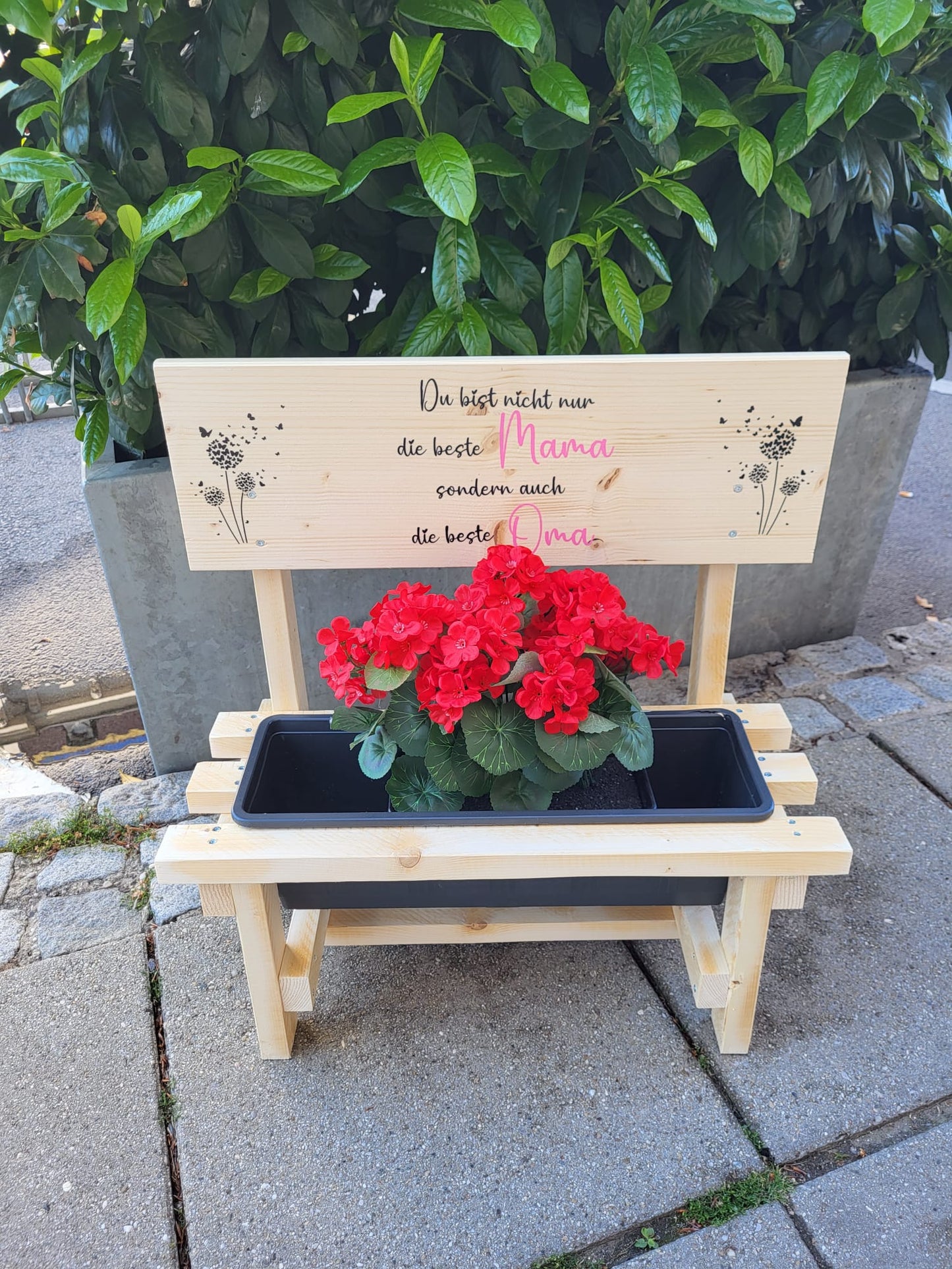 Individuelles Blumenbankerl mit Topf & Namen – Holz Deko für Garten & Zuhause