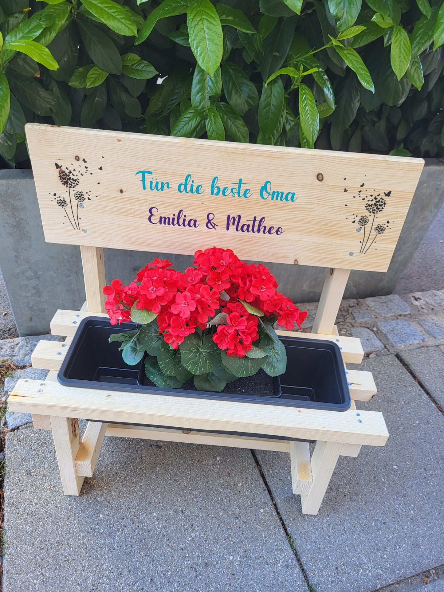 Individuelles Blumenbankerl mit Topf & Namen – Holz Deko für Garten & Zuhause