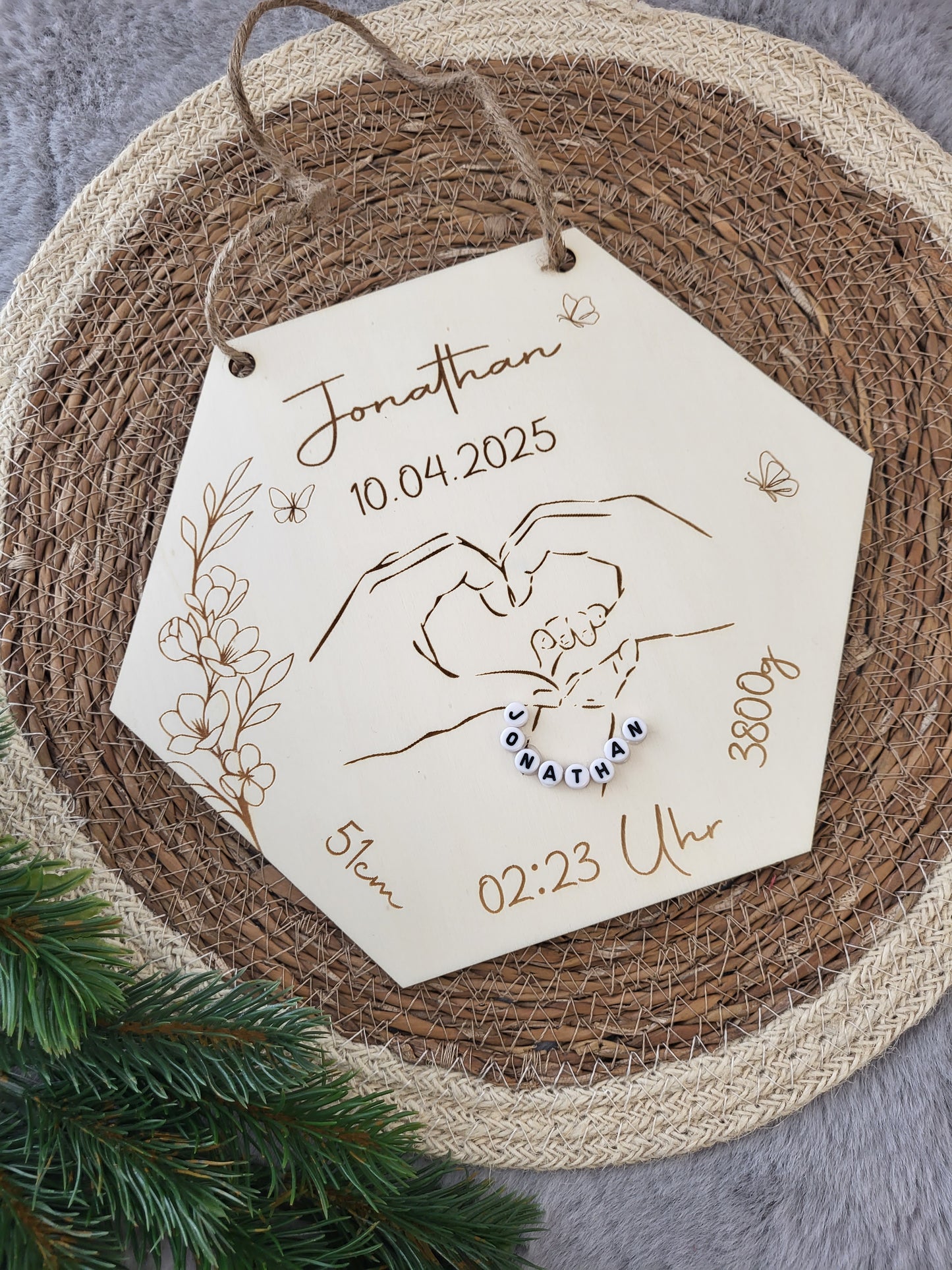 Holzdeko Baby Geburt personalisiert | Hände-Motiv Familie | Mit Namen, Datum & Armband – Geschenkidee