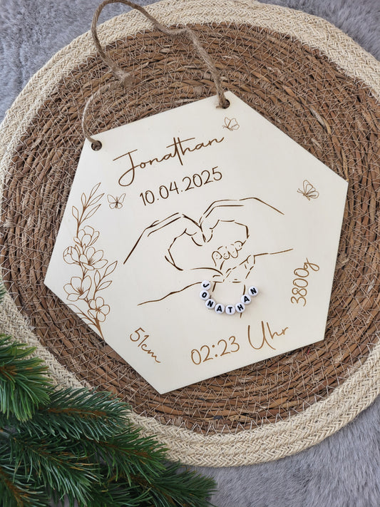 Holzdeko Baby Geburt personalisiert | Hände-Motiv Familie | Mit Namen, Datum & Armband – Geschenkidee